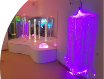 Ein Foto vom Snoezelraum mit Lichtern